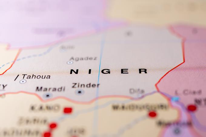 Niger je obsežna zahodnoafriška država v osrčju Sahela, dve tretjini njene površine pa prekriva puščava. Eno najrevnejših držav na svetu, ki meji na Mali, Burkino Faso, Nigerijo, Alžirijo, Libijo, Benin in Čad, pesti nasilje skrajnih islamističnih skupin, ki v državo vdirajo iz Malija in Nigerije in izvajajo napade, delujejo pa tudi znotraj Nigra. | Foto: Shutterstock