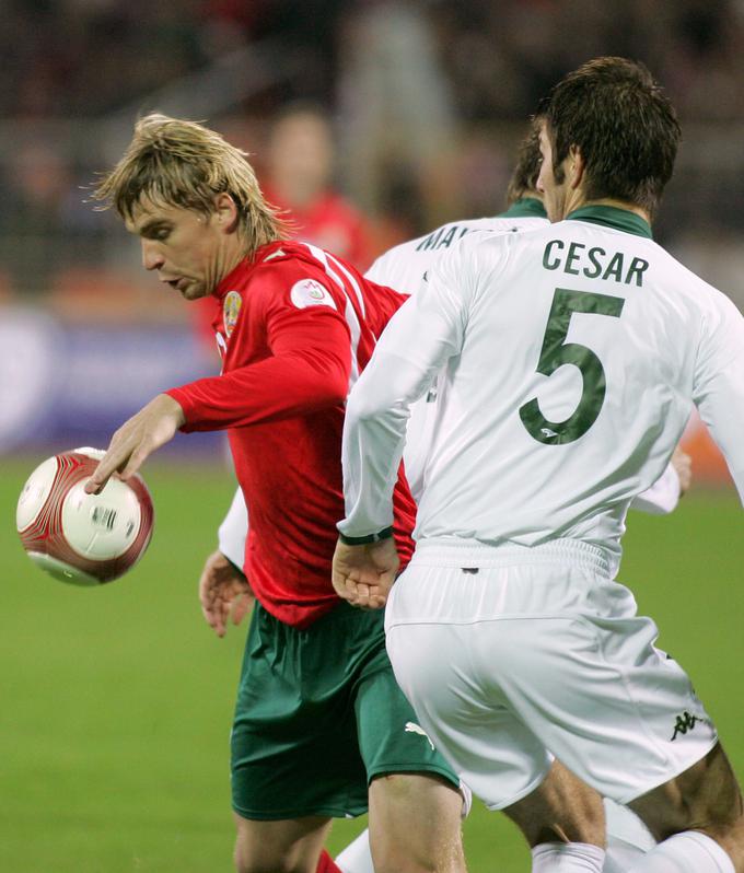 Slovenski reprezentanci 11. oktobra 2006 v Minsku ni kazalo slabo, saj je po prvem polčasu (v polno sta zadela Boštjan Cesar in Klemen Lavrič) vodila z 2:1, v drugem delu pa je sledil ogromen preobrat. Belorusija, Sergej Kornilenko (na fotografiji levo) je dosegel dva zadetka, je na koncu zmagala s 4:2. Poraz je tako bolel, da je po njem brez selektorske službe ostal Branko Oblak. | Foto: Reuters