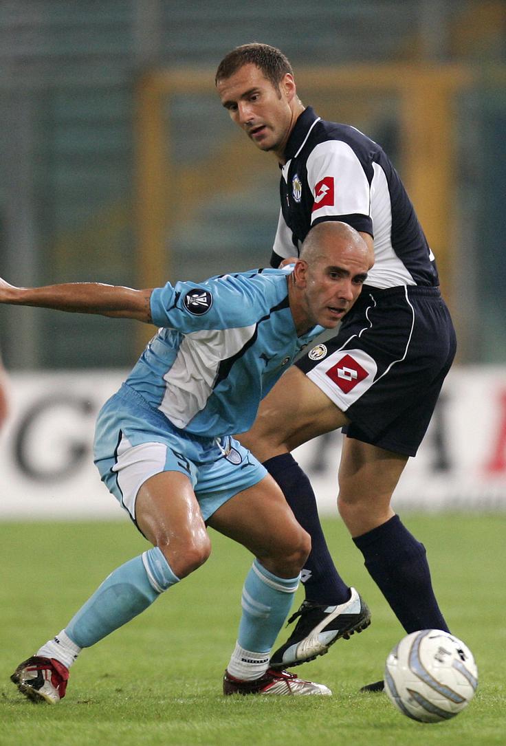 Ilija Stolica Leta 2004 se je kot napadalec Metalurga v Evropi pomeril z rimskim Laziem in tedanjim zvezdnikom rimske kluba Paolom di Caniem. | Foto: Reuters