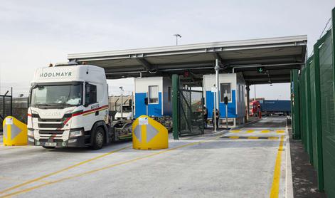 Tovornjaki odslej v Luko Koper s terminala pri Serminu #video