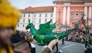 Središče Ljubljane so zasedle ruske in slovenske pustne šeme (foto in video)