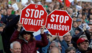 Čehi na najbolj množičnih protestih po padcu komunizma zahtevali odstop Babiša