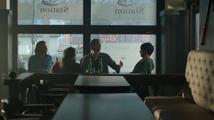 Prizor iz mestne gostilne, eden izmed mnogih motivov industrijskega mesta, ki predstavlja dogajalni prostor filma. | Foto: Fivia