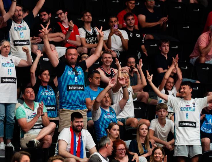 Veselje slovenskih navijačev v Lozani. | Foto: FIBA