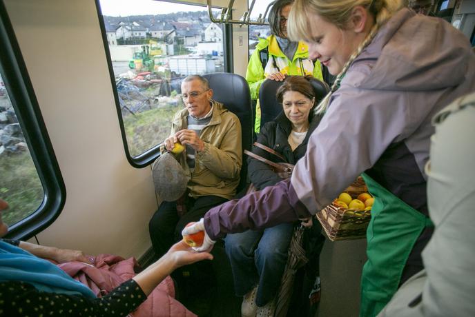 Zakaj so potniki na slovenskih vlakih prejeli jabolko in med?
