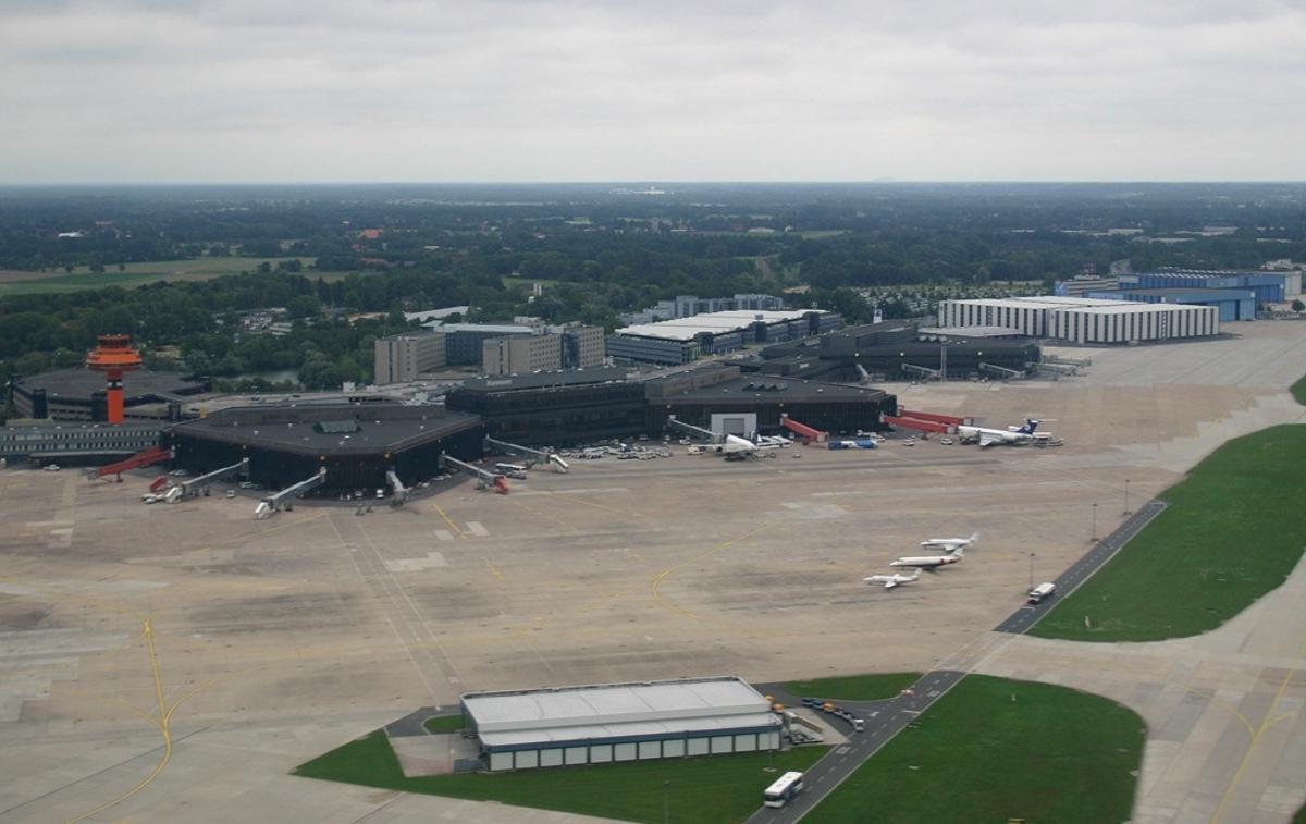 Letališče, Hannover | Hannovrsko letališče iz zraka. Tu imajo regionalne sedeže med drugim letalski prevozniki Condor, Eurowings in TUI Fly Deutschland, predlani pa je tukaj na krovu letala Air Force One med drugim pristal tudi nekdanji ameriški predsednik Barack Obama. | Foto Wikimedia Commons
