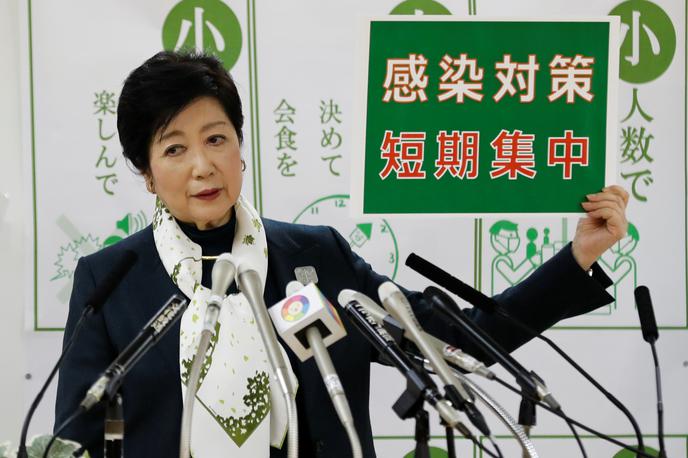 Yuriko Koike | Guvernerka Tokia predlaga, da se izredne razmere podaljšajo.  | Foto Reuters