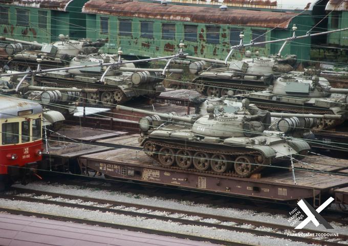 Tanki T-55 na železniški postaji v Pivki pripravljeni na umik iz Slovenije 1.oktobra 1991. | Foto: Park vojaške zgodovine