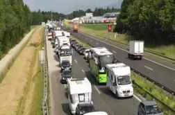 Popolna zapora na gorenjski avtocesti, enourna zamuda