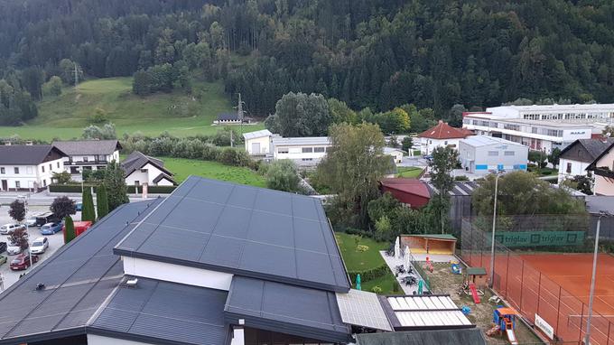 Bolj primerno zemljišče naj bi bilo za stavbo bazena (na fotografiji je vidno ostrešje).  | Foto: Boštjan Demšar