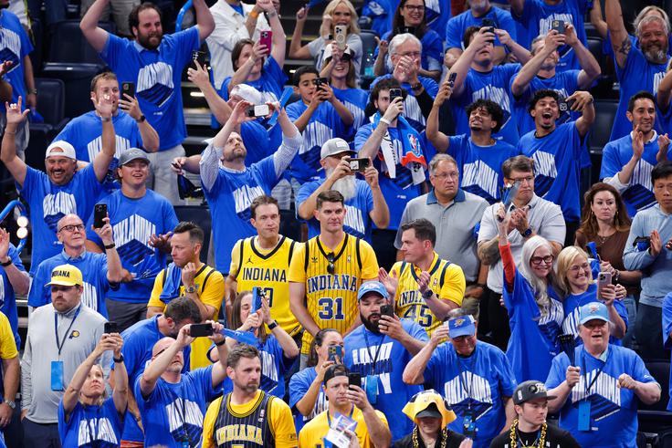 Navijači Indiane so na sedmi tekmi finalne serije lige NBA doživeli hladno prho. OKC je v tej sezoni skupaj v rednem delu in končnici dobila kar 84 tekem. Več od nje sta jih zbrala le rekorder Golden State (88 v sezoni 2016/17) in Chicago (87). | Foto: Reuters