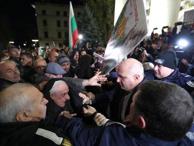 V Bolgariji več deset tisoč protestnikov zahtevalo odstop vlade