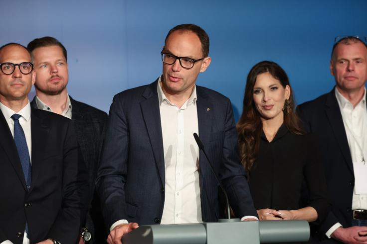 Bodo NSi in Logarjevi Demokrati za vstop v novo koalicijo zahtevali spremembe davčne in zdravstvene politike? Morebiten vstop teh dveh strank v novo vladno koalicijo pod vodstvom Goloba bi tudi pomenilo, da v novi koalicije ne bo Levice, pojasnjuje Kovačič. | Foto: Ana Kovač