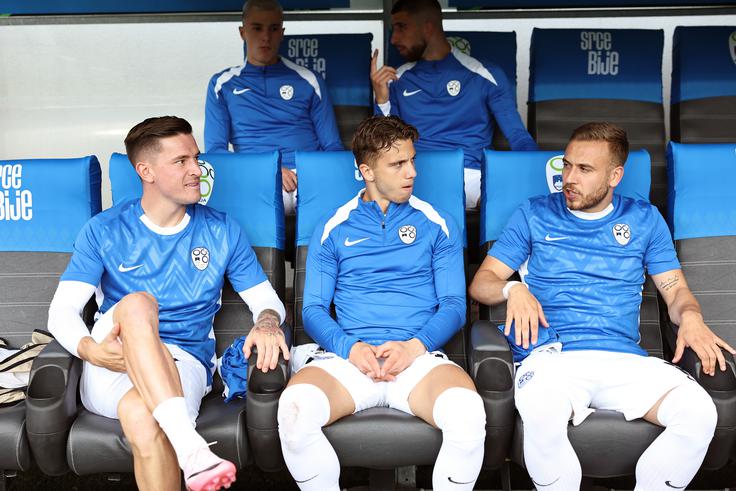 Luka Zahović je nazadnje obsedel na klopi na pripravljalni tekmi z Armenijo v Stožicah. | Foto: www.alesfevzer.com