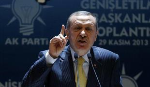 Turški premier tujim veleposlanikom zagrozil z izgonom