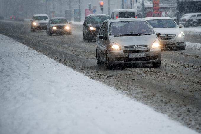 Na AMZS voznike opozarjajo, da ne glede na zakonski rok v snežnih razmerah potrebujejo zimsko opremo. | Foto: Bor Slana
