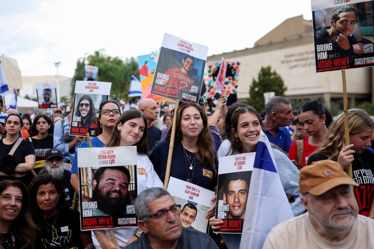 Družine talcev, ki jih je Hamas zajel med napadom na Izrael 7. oktobra pred dvema letoma, se že od zgodnjih jutranjih ur zbirajo na trgu v Tel Avivu.  | Foto: Reuters
