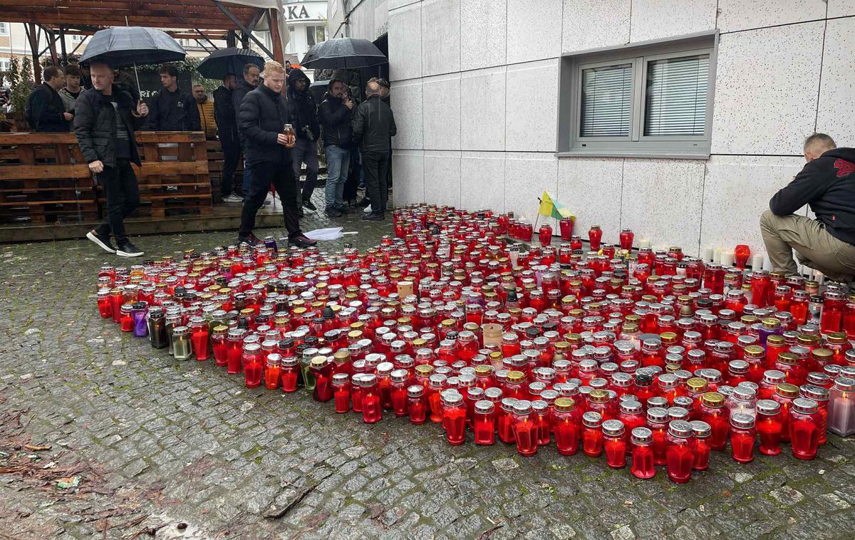 Novo mesto | Incident se je zgodil pred lokalom Patriot, kjer je v soboto zjutraj umrl 48-letni moški, ki ga je napadel 21-letnik. | Foto Siol.net