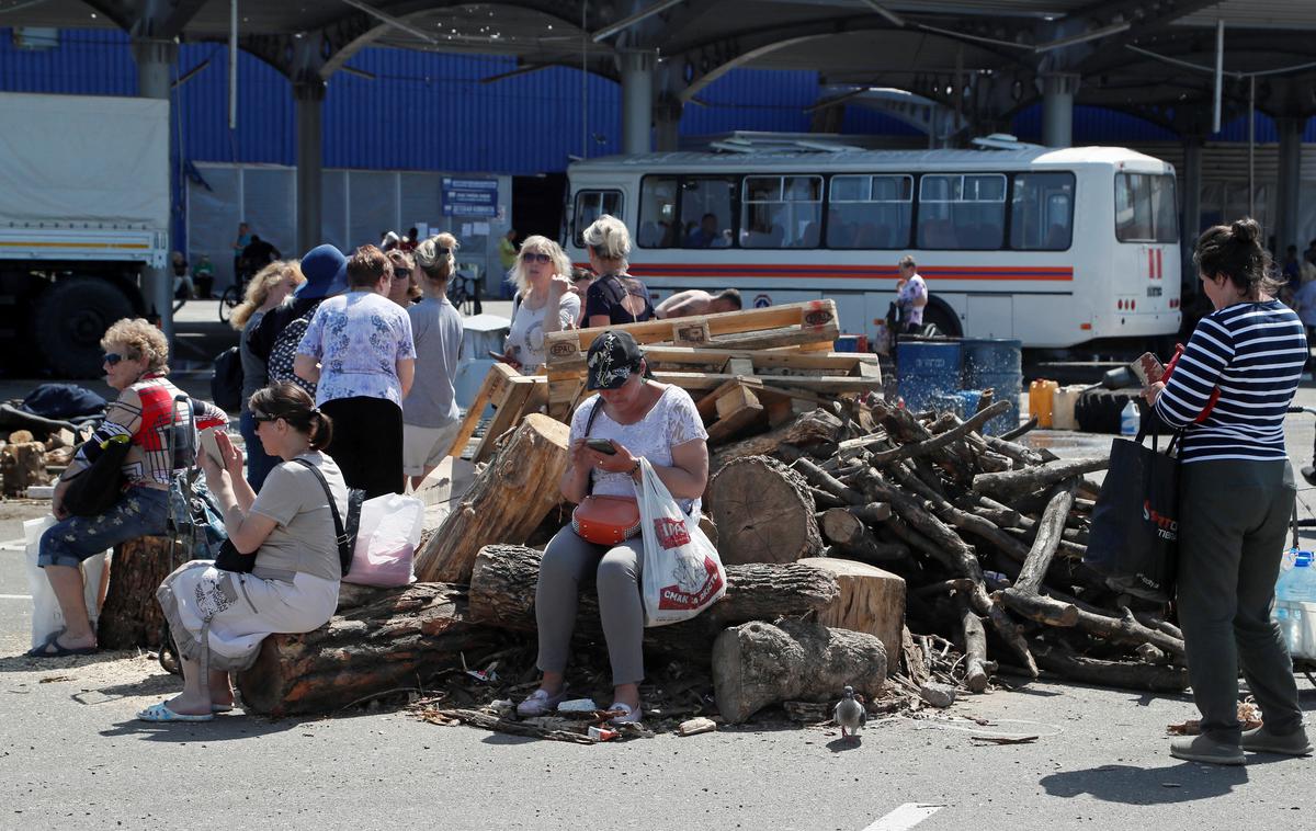 Ukrajina Marijupol | Na komisiji so ob predstavitvi predloga poudarili, da bo to več kot štirim milijonom ljudi, ki so se zatekli v EU, omogočilo gotovost in podporo. | Foto Reuters