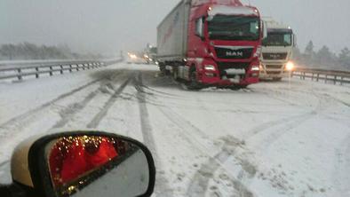 Kaj je vzrok za prometni kolaps? V sneg z letnimi gumami in nepripravljeni. #foto #video