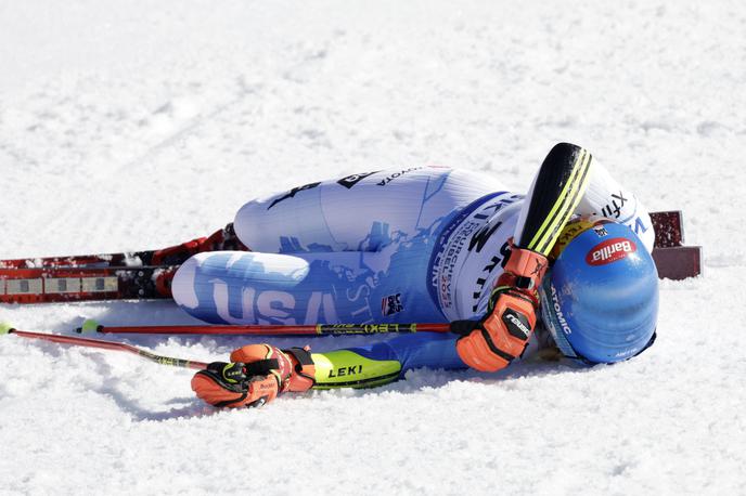 Mikaela Shiffrin | Mikaela Shiffrin je po prihodu v cilj od sreče padla na tla. Osvojila je lovoriko, kateri ji je še manjkala v prestižni zbirki.  | Foto Reuters