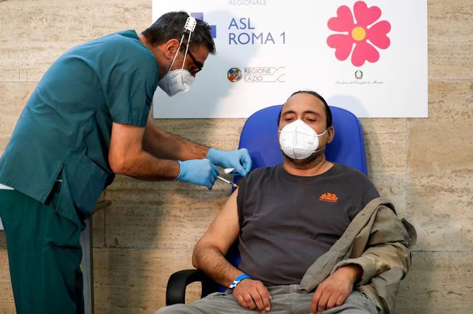 cepljenje Italija | Če nameravate med prazniki potovati na Češko, potrebujete PCR-test. | Foto Reuters