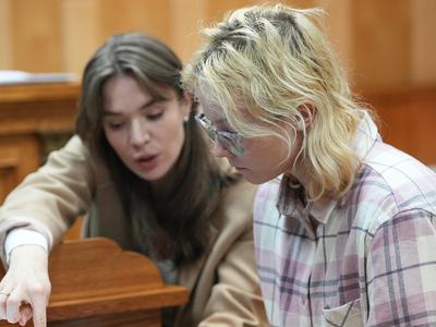 Loginova po nizu aretaciji zapustila Rusijo