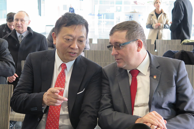 Pang Siu Yin (levo) na predstavitvi ni pojasnil, s čim bodo financirali vse načrtovane projekte in kakšne so garancije, da bodo ti tudi uresničeni. | Foto: STA ,
