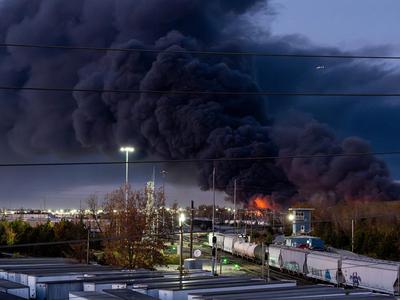 V strmoglavljenju tovornega letala v Kentuckyju umrlo sedem ljudi, več je ranjenih #video