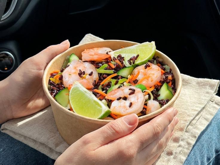 Tudi na poti lahko pojeste malico, ki je okusna, uravnotežena in še zmagovalka v inovativnosti. Brinino azijsko skledo s kozicami najdete v toploteki trgovin INTERSPAR in izbranih trgovinah SPAR. | Foto: SPAR