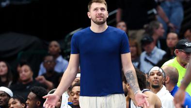 Luka Dončić spremljal ponesrečen nastop Klaya Thompsona #video