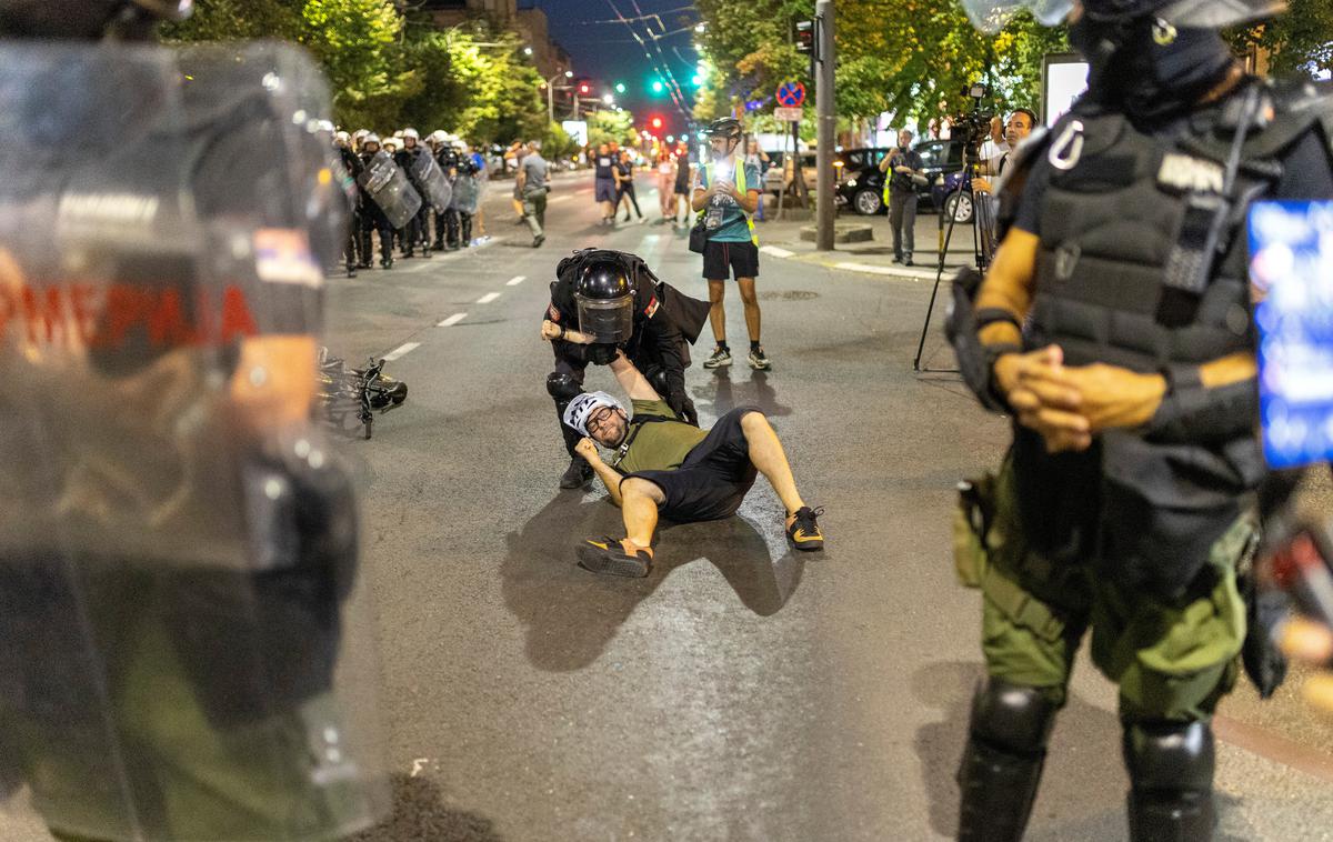 Srbija, protesti | Protestniki na ulicah pogosto ne vedo, ali so v konfliktu s policijo ali parapolicijskimi enotami Srbske napredne stranke (SNS).  | Foto Reuters