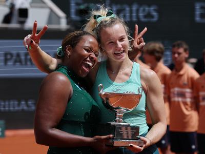 Siniakova in Townsend letošnji kraljici pariškega peska v že