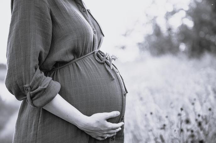 Nosečnica | Mati, 20-letna hrvaška državljanka, se trenutno nahaja v bolnišnici, za njo pa je bil izdan tudi nalog za prijetje zaradi suma umora. | Foto Shutterstock