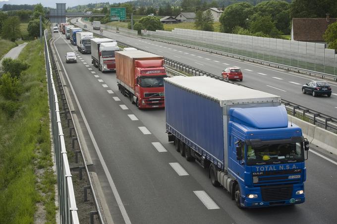 Predvsem starejši tovornjaki na avtocestah tudi izdatneje onesnažujejo zrak s škodljivimi izpusti. | Foto: Bor Slana