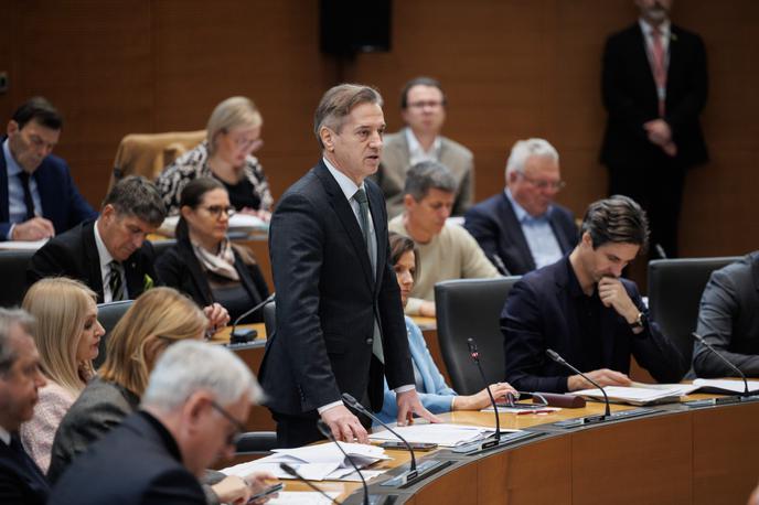 Robert Golob | Rezultati dela vlade se ob koncu leta odražajo tudi v javnomnenjskih meritvah. Po decembrski anketi Ninamedia se je ocena dela vlade izboljšala, slovenski politični prostor pa tudi ob koncu leta ostaja razporejen okoli dveh največjih strank – SDS in Gibanja Svoboda. | Foto STA