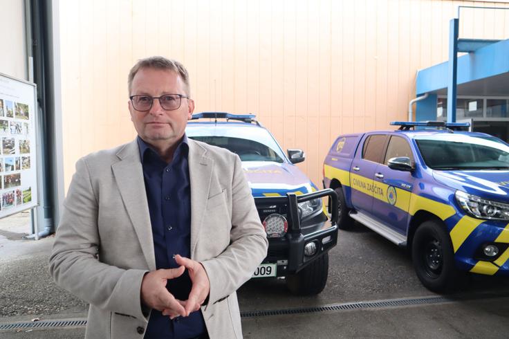 "Testno sporočanje je namenjeno prav temu, da se preveri delovanje sistema in hkrati zazna napake. Velika večina uporabnikov je sporočilo prejela, a tam, kjer ga niso, bo treba napake odpraviti. To pričakujemo od operaterjev še danes," je poudaril Behin.  | Foto: STA