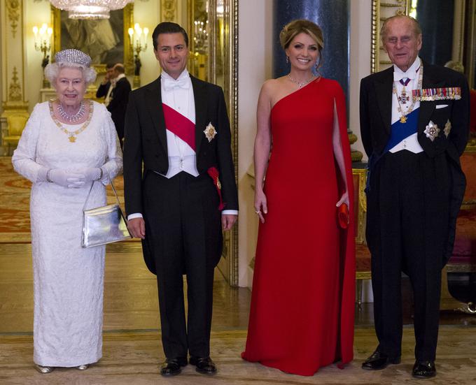 Angelica Rivera je prva dama Mehike postala leta 2012. Na fotografiji: Angelica Rivera v družbi svojega moža, mehiškega predsednika Enriqueja Pene Nieta, britanske kraljice Elizabete II. in princa Filipa. | Foto: Getty Images