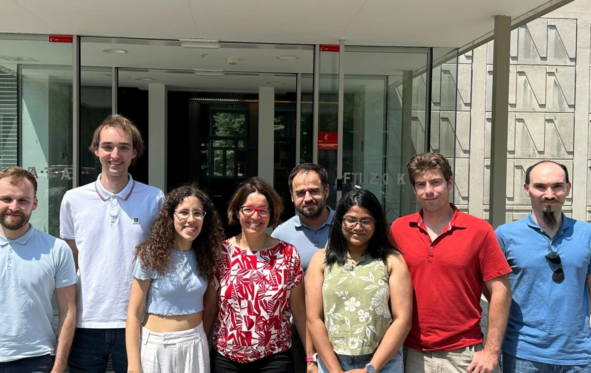 Ekipa astrofizikov Fakultete za matematiko in fiziko Univerze v Ljubljani | Nadaljnje študije t. i. rdečih pikic – galaksij, ki so po velikosti majhne, a po masi velike – bodo po mnenju ekipe naših astrofizikov ključne za razumevanje, kako so se galaksije in črne luknje sočasno razvijale v prvi milijardi let po velikem poku. | Foto UL FMF