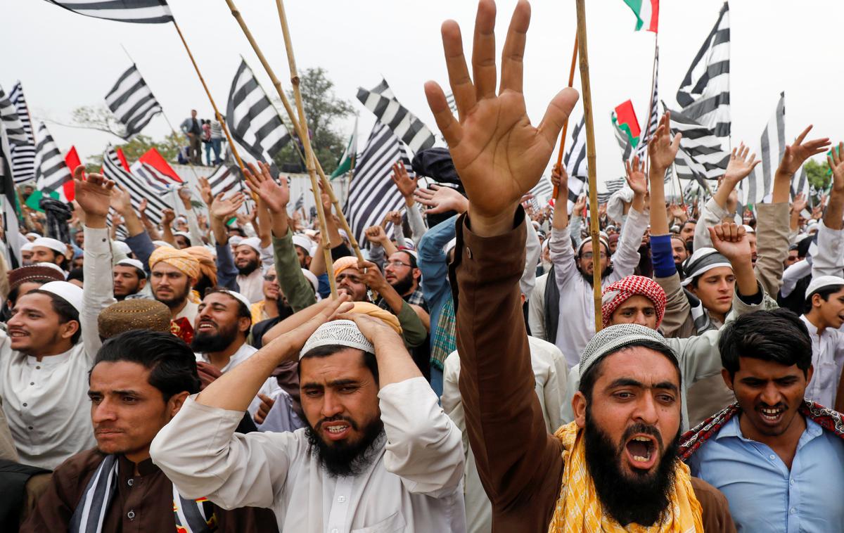 Protesti v Pakistanu | Na protivladnih protestih v pakistanski prestolnici Islamabad se je zbralo več kot 20 tisoč ljudi. | Foto Reuters