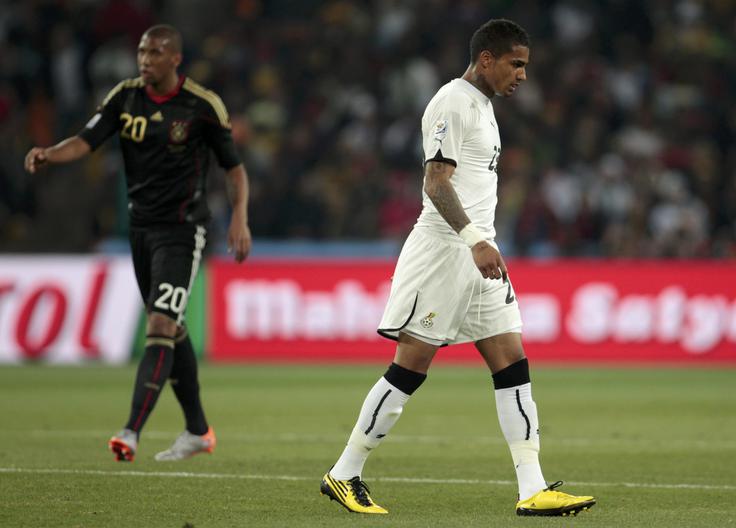 Na dvoboju med Nemčijo in Gano sta se drug proti drugemu pomerila brata. Jerome Boateng je nosil dres elfa, Kevin-Prince Boateng pa afriških črnih zvezd. Omenjeni reprezentanci, ki sta se pozneje uvrstili med osem najboljših, sta v skupini prehiteli Avstralijo in Srbijo, ki je pod vodstvom Radomirja Antića za edini svetel trenutek poskrbela s presenetljivo zmago nad Nemčijo (1:0). | Foto: Reuters