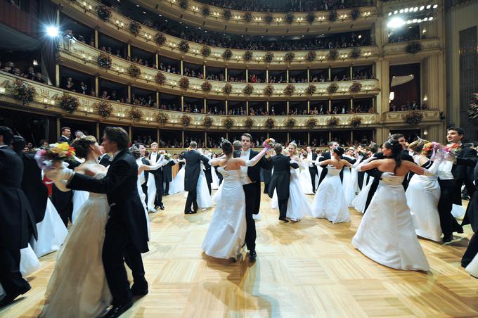 Vstopnice za zasebno ložo na vedno razprodanem dogodku v dunajski državni operi se gibljejo od 315 do 23.600 evrov. | Foto: Getty Images