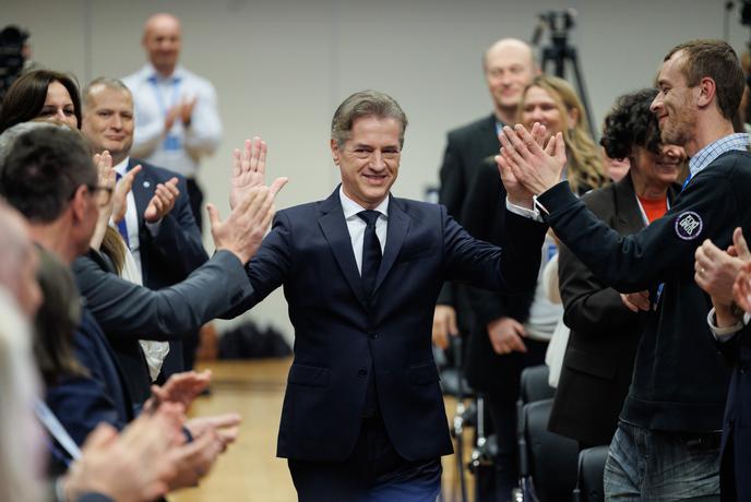 Kdo bi se uvrstil v parlament, če bi bile volitve danes?