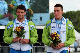 Bronasti dvojec pred novinarje prišel v spremstvu doping kontrole