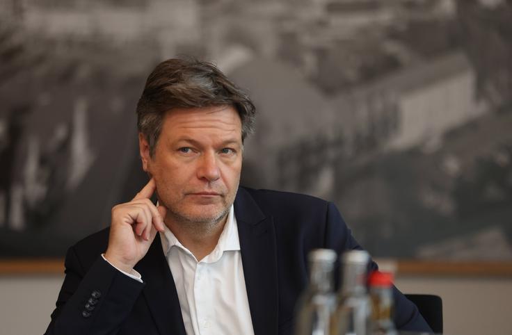 Robert Habeck Nemški gospodarski minister je v Berlinu na mednarodni konferenci o energetskem prehodu pozval tudi k spodbujanju prehoda na obnovljive vire energije po vsem svetu s pomočjo trgovine. | Foto: Guliverimage
