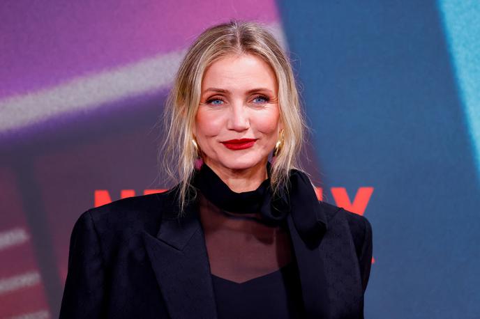 Cameron Diaz | Pred fotografi je Cameron Diaz zablestela oblečena v temne kavbojke s širokimi hlačnicami in prosojni črni majici. | Foto Reuters