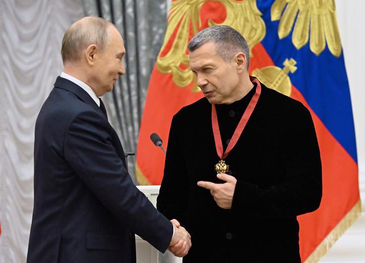 Ruski predsednik Vladimir Putin in televizijski voditelj Vladimir Solovjov 24. decembra lani v Kremlju.  | Foto: Profimedia