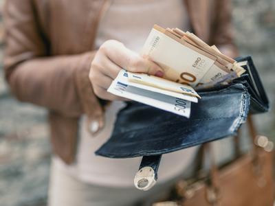 Podedovala je stanovanje z najemnikom: ali lahko zviša prenizko najemnino?