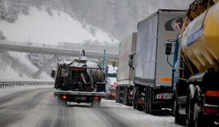Slovenijo je zajelo močno sneženje, ponekod bo zapadlo do pol metra snega