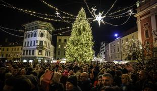 V Ljubljani so tradicionalno zagorele praznične luči #video